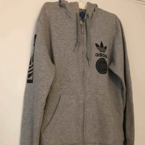  - Adidas tjocktröja, tror det är killmodell så den är rätt stor. Bara använd ca 2 ggr