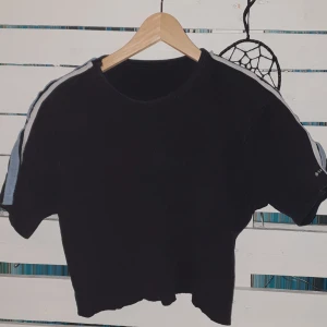  - Cool tröja med 2 stripes på sidan 