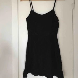  - Svart söt klänning från H&M. Broderier på sidan om bysten (syns ej så bra på bild). 