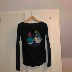  - Jätteskön långärmad tröja från Zadig & Voltaire. Inköpt på Zadig & Voltaire’s butik i Stockholm för 1200kr. Mörkblå (nästintill svart), med tryck på ryggen. 