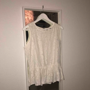  - Super söt festtopp med volang nertill & diskret dragkedja i sidan. Är en storlek L, men den är mer som en M. Aldrig använd, endast provad. Köparen står för frakten.