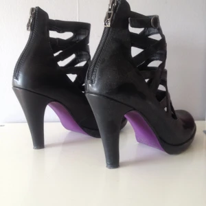 Endast använda en gång. Klackhöjd: 10 cm Från märket Tamaris. Orginalpris: 800kr  - Endast använda en gång. Klackhöjd: 10 cm Från märket Tamaris. Orginalpris: 800kr 