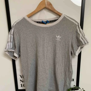  - Tshirt från Adidas, ej strykt därav skrynklig