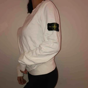  - äkta stone island sweatshirt köpt i London. knappt använd. nyköpt 1700. FRAKT INGÅR