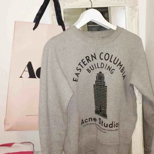  - Acne Studios collegetröja + påse ingår! Funderar på att sälja denna så inga skambud. Originalpriset är lite över 1000kr och den är i jättefint skick, kom med bud! 