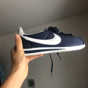 - Helt oanvända marinblå Nike Cortez i strl 38. 