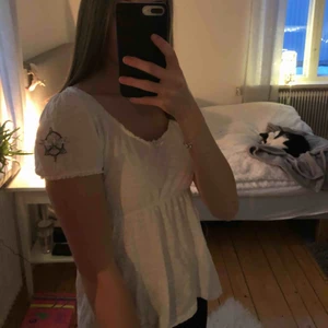 Odd Molly blus - Odd Molly blus köpt förnågot år sen ordinarie pris runt 400, Är i ganska bra skick, har två små små hål som man kan sy ihop. Annars jätte fin, Model Fella, Köpare står för frakten