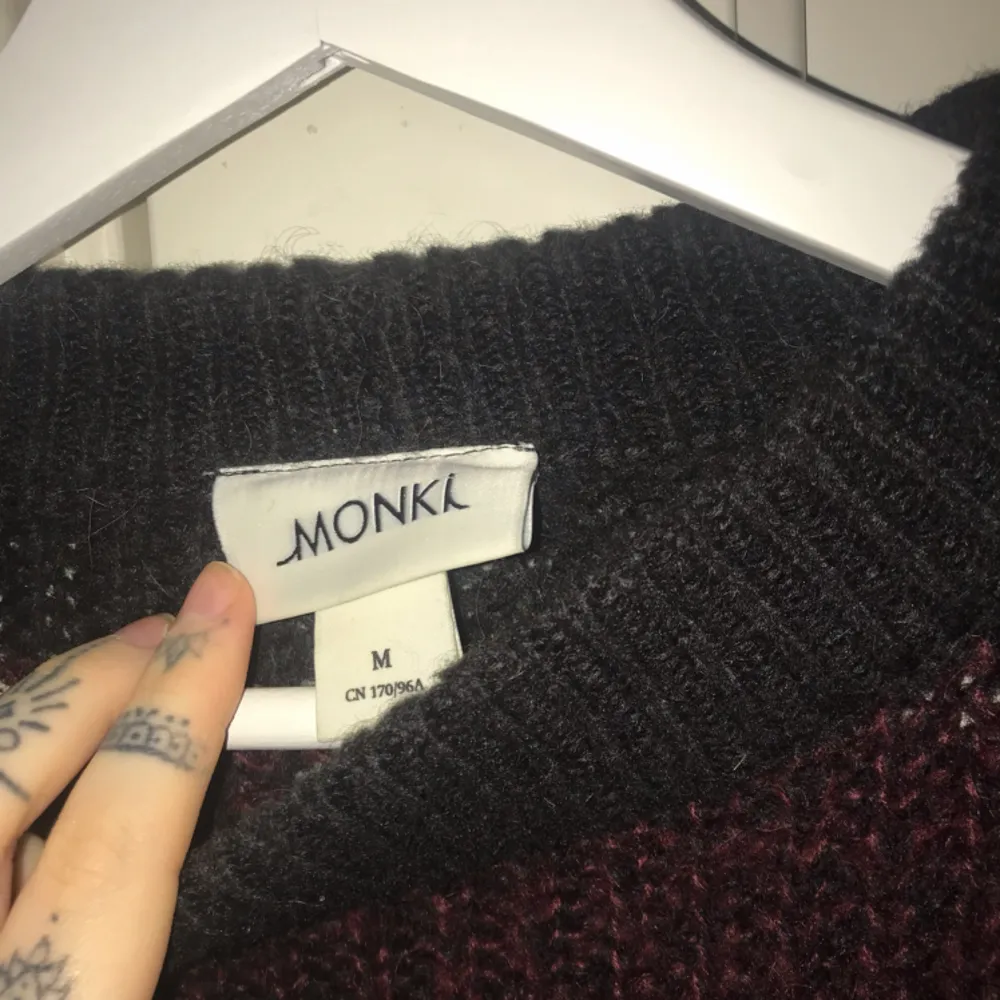 Säljer en oversized stickad tröja från Monki då jag aldrig använder den, köparen står för frakt! 🌷. Stickat.