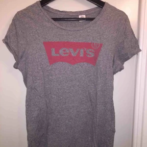  - Levis T-shirt i strl L, knappt använd. Köparen står för frakten