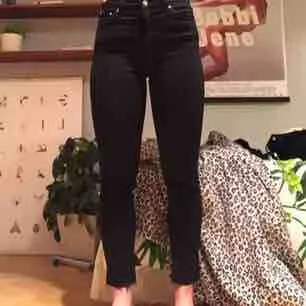 Snygga svarta jeans i modellen Way från Weekday. Avklippta då de var lite för långa för mig. Tyvärr för stora i midjan så säljer dem nu! . Jeans & Byxor.