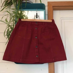  - Nästan aldrig använd vinröd kjol från Monki, mycket fint skick.