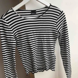  - Jätte gullig topp ifrån Ginatricot som tyvärr aldrig kommit till användning. Super fint skick & nästan aldrig använd.   Frakt ; 39kr
