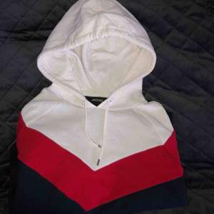 Snygg hoodie i tre färger ifrån monki