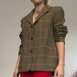  - Kavaj med axelvaddar och stora fickor