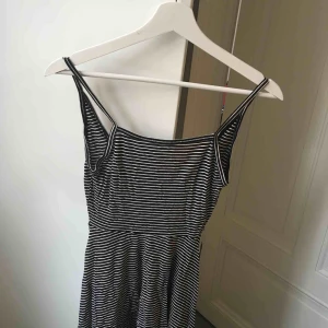  - Jättesöt enkel klänning! Djupare i ryggen än framtill (se bild 3).