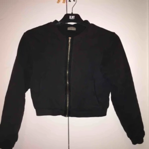  - Bomberjacka från monki  Storlek S