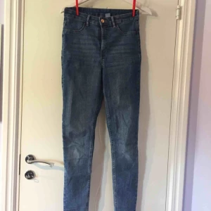 - Jeans, använda 2-3 gånger. Förstora i midjan på mig. Köpare står för frakt :)