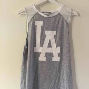  - Oanvänd tröja. Köpare står för frakt. 