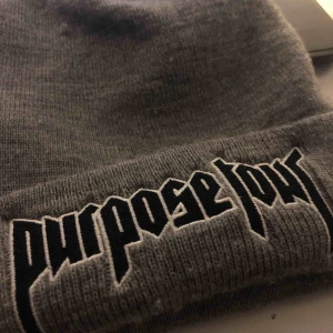  - Mössa från Justin Biebers purpose tour, väldigt limited då den är köpt på en konsert. Använt runt 3 gånger då det inte riktigt är min stil. Jättefin kvalité! Frakt tillkommer annars mötas upp i Lund💘💘