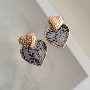  - Helt nya örhängen från hm. Obs endast ett par som säljes (de nedre på bild 2). Frakt ingår i priset. 