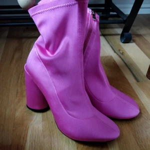  - Knallrosa "strumpskor" använda 1 gång tills jag insåg att jag suger på att gå i klackar. 