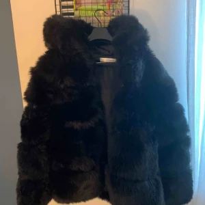  - Säljer min oanvända fuskpäls från Born in Stockholm (med luva).  Inköpt förra året och jackan är i nyskick.  Storlekarna är något mindre så denna jackan passar även de som har XS, S och M.  Nypris: 1500 kronor 