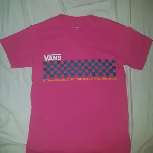 Rosa Vans T-shirt med snyggt tryck i storlek S classic fit. Nyskick, använd 2 gånger.