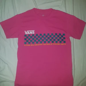 Vans T-shirt strl S - Rosa Vans T-shirt med snyggt tryck i storlek S classic fit. Nyskick, använd 2 gånger.