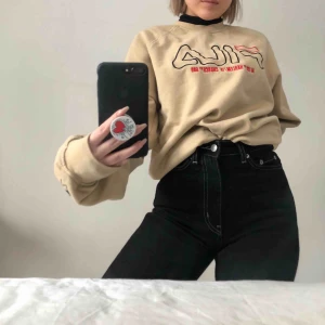  - Beige unisex sweatshirt från Fila!  Skriv för fler frågor eller bilder! 