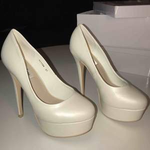 37 EU Platform Pump White Pearl 