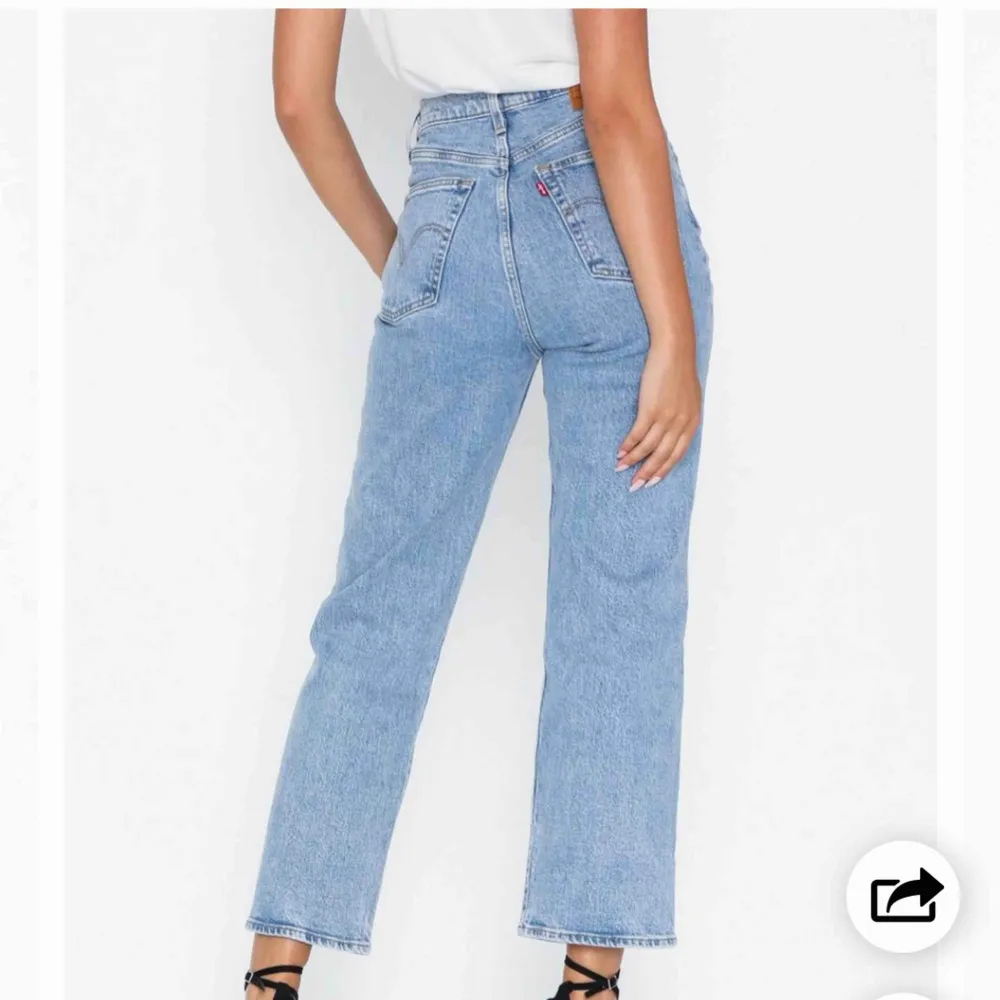 Supersnygga ljusblåa jeans från Levi’s💥Använda en gång i någon timme. Ord.Pris 1149kr.🥰 Jag kan absolut frakta om det behövs🥰 Säljer pga att de är för små för mig🥰. Jeans & Byxor.