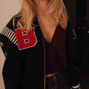  - Säljer denna as snygga varsity jacka! Storlek m.  (Pris kan diskuteras så skriv om du är intresserad!)