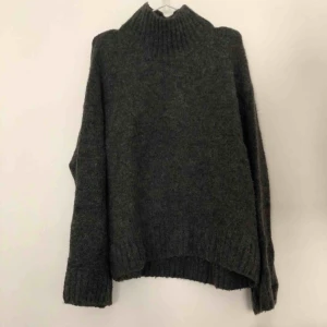  - Mörkgrå mysig stickad tröja från h&m. Sitter väldigt oversized på någon med strl xs-s. Supermysig till sena sommarkvällar! Pris kan diskuteras 