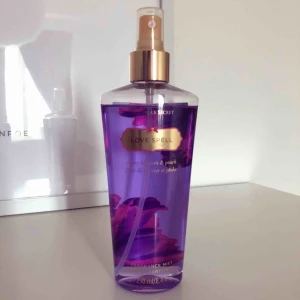  - Victorias Secret mist Love Spell knappt använd som syns på bilden