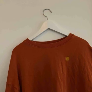  - Jättefin lite tjockare tröja från WEEKDAY. Använd fåtal gånger. Köparen står för frakten. 