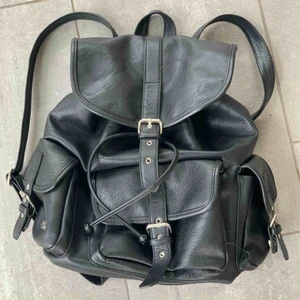  - Ryggsäck i fuskläder från Bershka, den är i mycket fint skick och säljes då den inte kommer till användning! Den har 3 bra fack på utsidan samt 3 mindre på insidan 