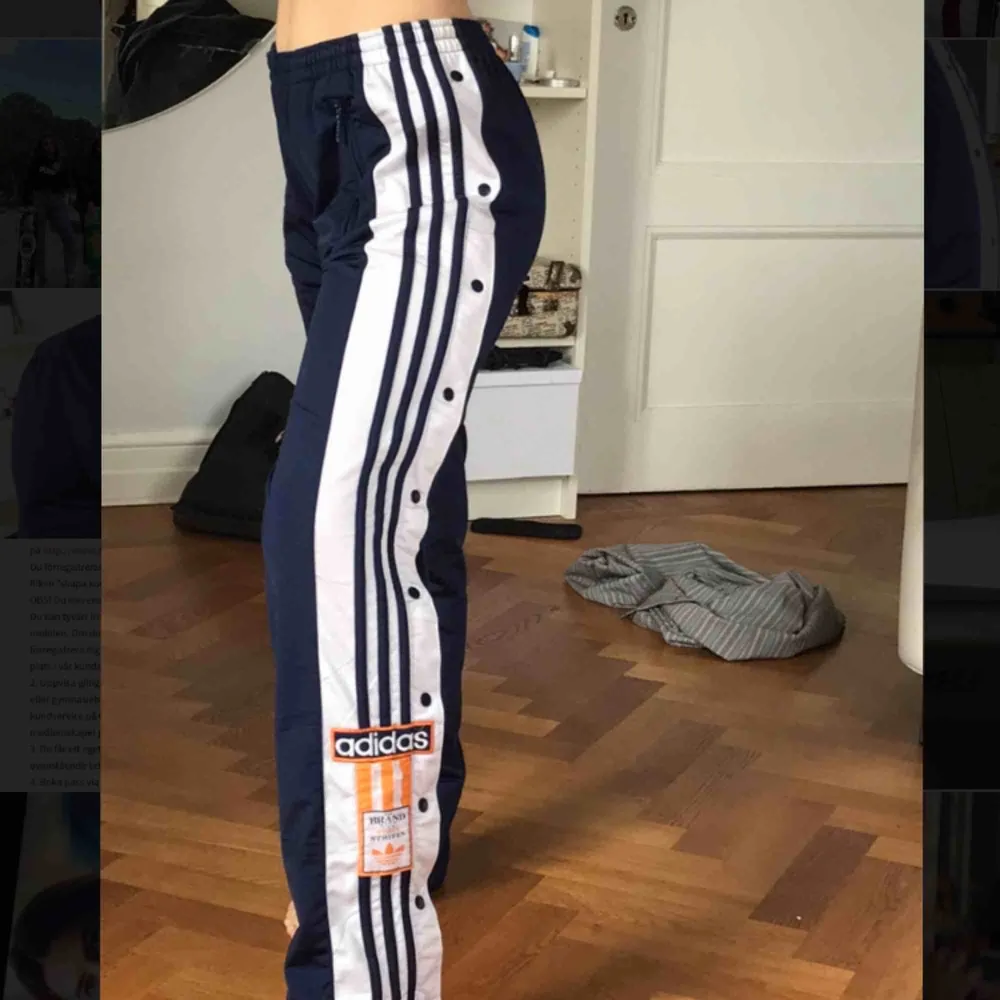 Feta popper pants från adidas, har själv sytt in dem i benen så att de ska sitta tajtare men det går enkelt att sprätta upp. . Jeans & Byxor.