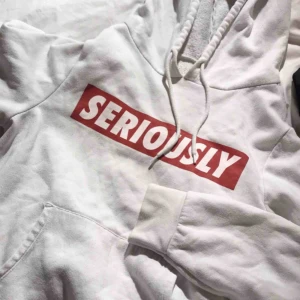 Hoodie ”seriously”  - Snygg vit hoodie (Obs! Foundation fläckar vid halsen)  Kan skicka fler bilder! 99kr inkl frakten