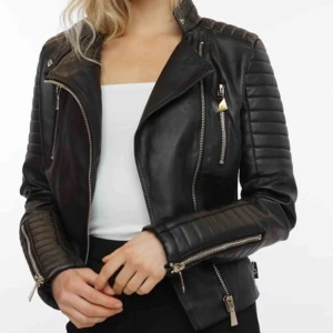  - Populär skinnjacka från Chelsea men är likadan som dom från chiquelle. Har varit en storfavorit i garderoben men använder tyvärr inte längre. 200 kr + 60 frakt 💖 original pris: 599. Finns ett hål i en av fickorna men jag har aldrig märkt av det