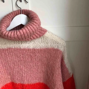  - Helt oanvänd stickad tröja från chiquelle. Köparen står för frakten 