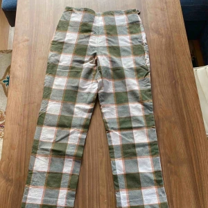  - ETT PAR RUTIGABYXOR FRÅN MERGLER! Storlek: 36. I väldigt gott skick! Knappt använt. Går att mötas upp i Stockholm eller frakta (köparen betalar för frakt) Betalning via Swish ✅