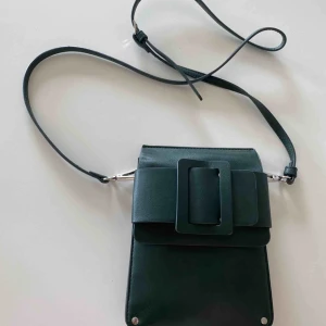  - Liten väska ca (20x15 cm) med avtagbar detalj, använd men fint skick (mörkgrön) 💚 frakt ingår 