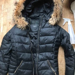  - Jackan är som ny, den är använd endast en vinter förra året 2019. 4 fickor , 2 inner fickor med dragkedja och två ytterfickor med dragkedja i guldfärg. Äkta päls , pälsen går att ta bort. Den är vindtät och funkar perfekt i detta väder och under vintern. 