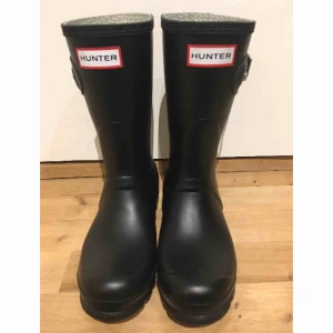 Hunter stövlar strl 37 - Hunter stövlar i fint begagnat skick  Storlek 37  Hämtas i Bromma eller skickas, köparen står då för frakt 
