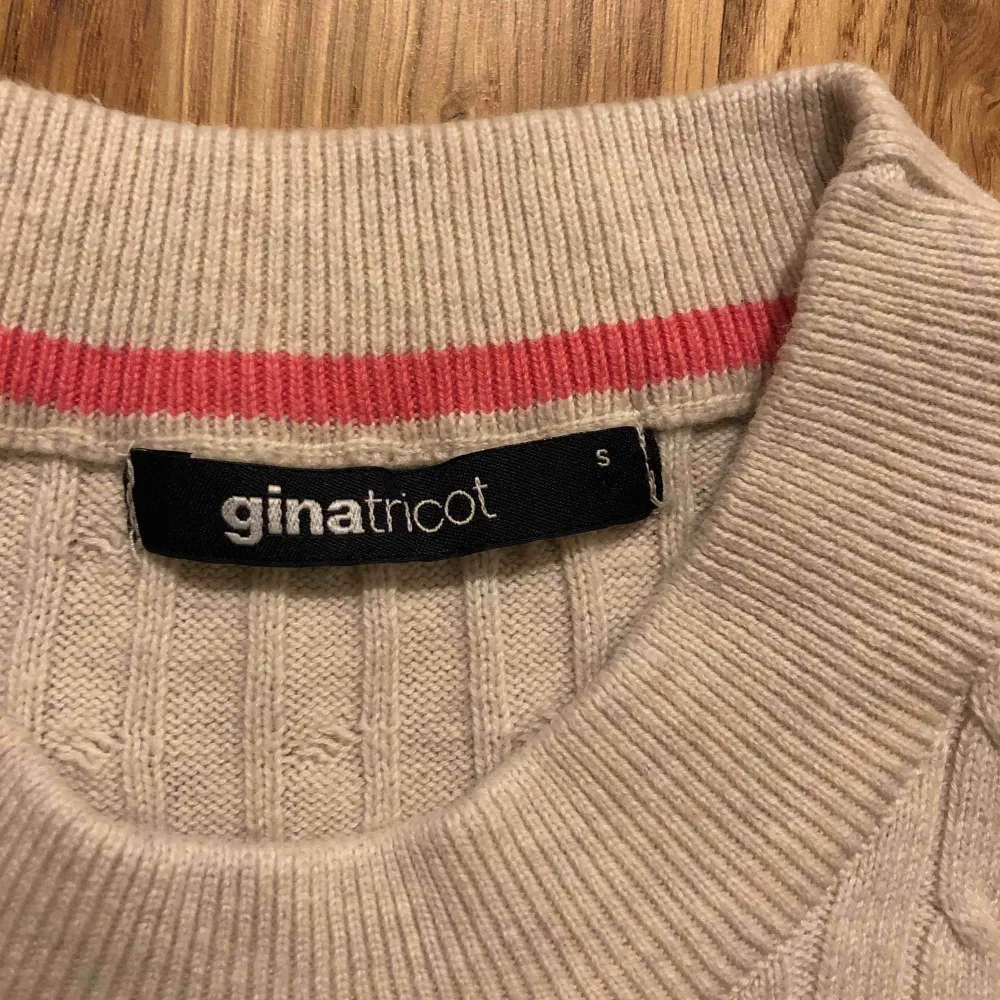 Kabelstickad tröja från Gina tricot. I väldigt fint skick. . Stickat.