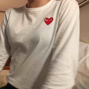  - Säljer min fin Comme des garcons tröja! Köpte den i januari i år, men efter behov av pengar och att den inte kommit till användning har jag beslutat mig för att sälja den!  Nyskick och SJÄLVKLART äkta!