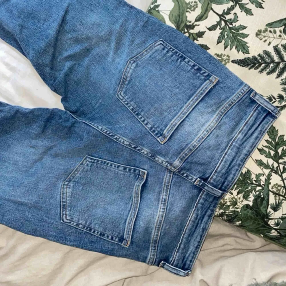 Supersnygga jeans ifrån hm, använd ett fåtal gånger. Tyvärr för korta för min smak, på mig som är 180 lång. I övrigt sitter de helt perfekt! Kan självklart skicka fler bilder om så önskas!  . Jeans & Byxor.