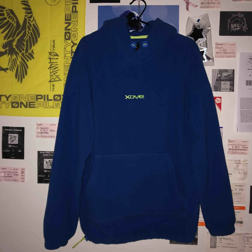 ball mörkblå hoodie med coola neongröna detaljer. köpt på pull & bear i somras men är i perfekt skick:). Hoodies.