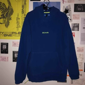  - ball mörkblå hoodie med coola neongröna detaljer. köpt på pull & bear i somras men är i perfekt skick:)