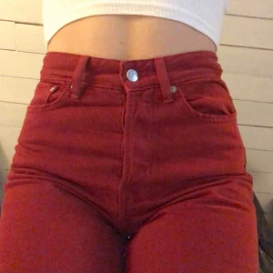  - Röda jeans från hm i ”high waist vintage style”. Använda 1 gång. Rak modell/ i benen. Möts upp annars tillkommer frakt på 79kr